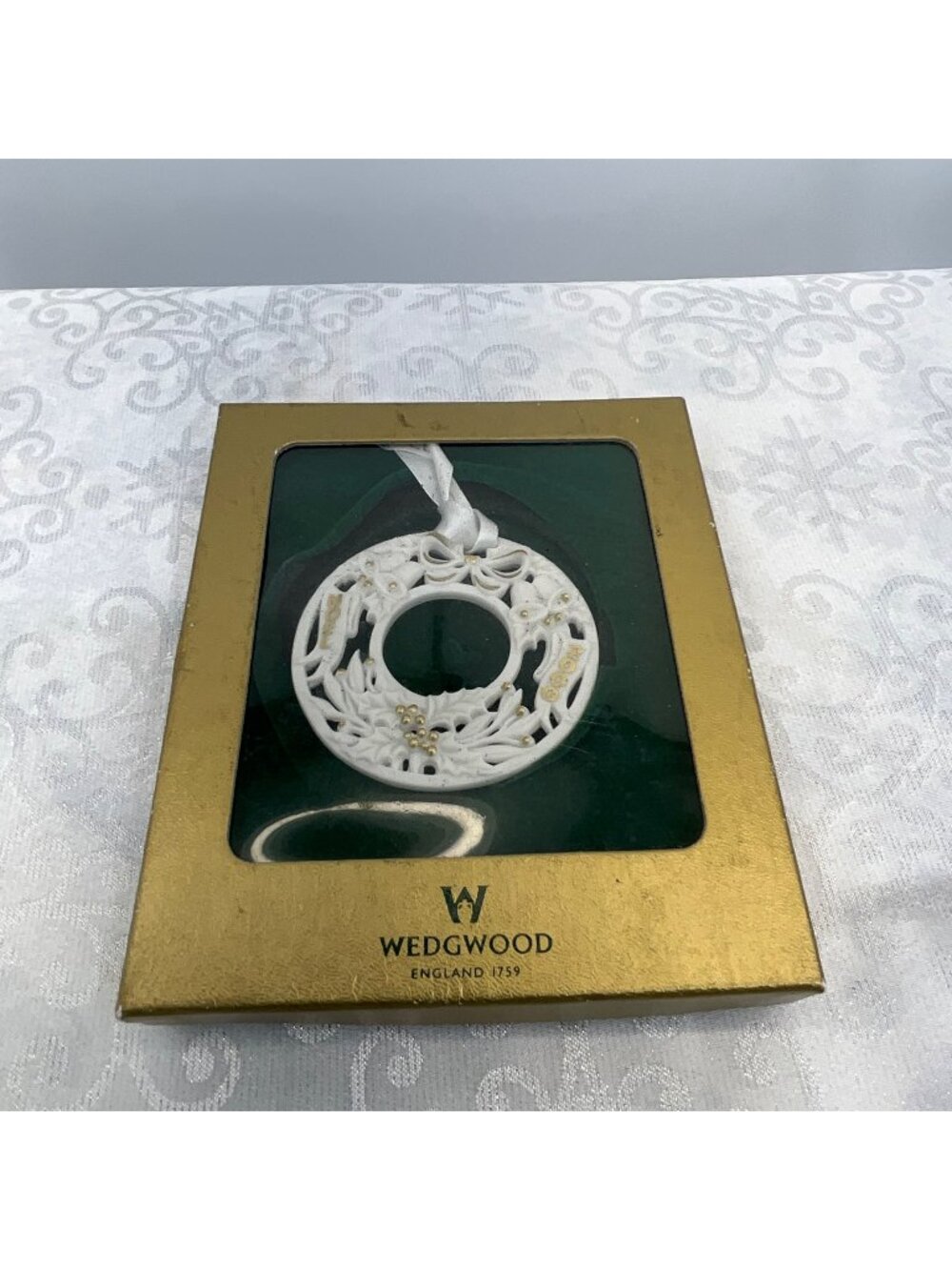 Wedgwood 2000 Noel Christmas Ornament White & Gold Porcelain Wreath Design In Bo